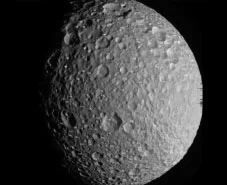 Mimas, satellite de Saturne, pourrait cacher un océan ou un noyau aplati