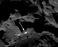The collapse of a cliff reveals the original composition of comet 67P